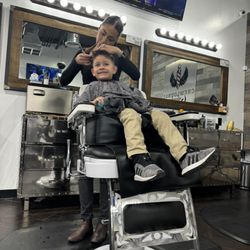 Crewlounge Barbershop - Liam getting his Haircut