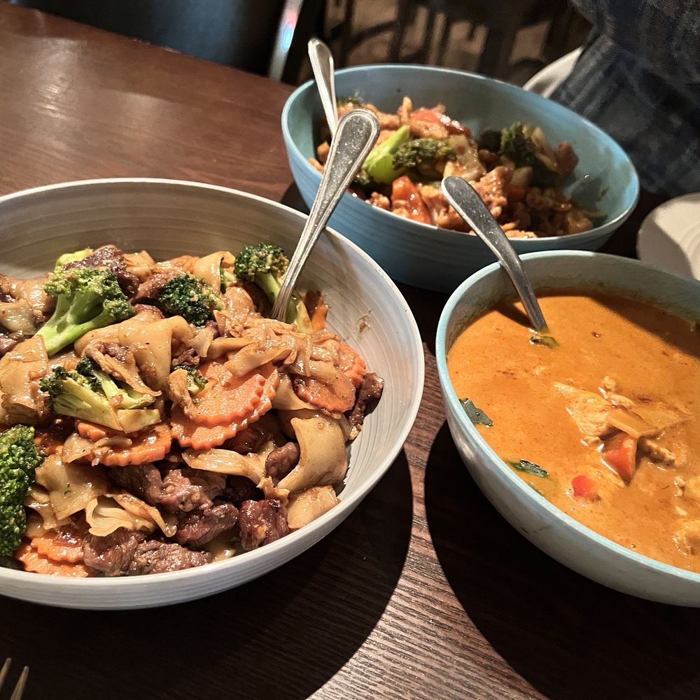 Chaiyo Thai Cuisine - Pud see ew, curry, crispy cashew chicken - Thai Near Me - Seattle, Washington Chaiyo Thai Cuisine - Pud see ew, curry, crispy cashew chicken - Thai Near Me - Seattle, Washington