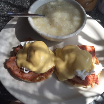 Daily Eats - Eggs Benedict and grits - New American Near Me - Tampa, Florida