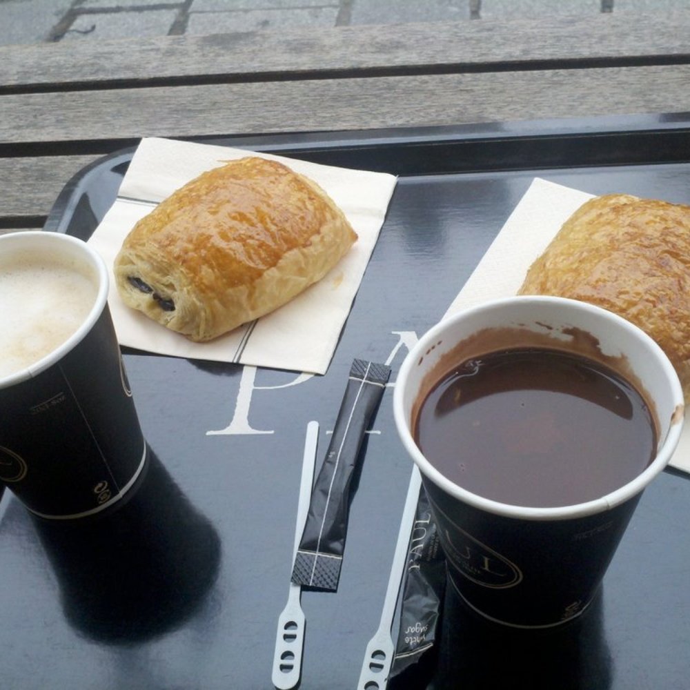 pain au chocolat, cafe au lait, chocolat chaud