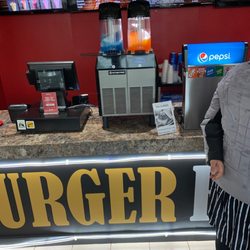 Burger Factory - No one is in...is this a good sign?