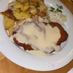 Jägerhof - Schnitzel "Düsseldorf"   Zwiebelwürfel, Senf,  Sahne-Meerrettich & Bratkartoffeln