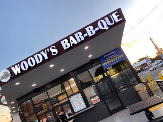 Woody's Bar-B-Que by null