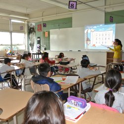 Huada Chinese Academy - 小学一年级在上课
