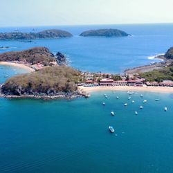 Restaurante Pamelita - Drone shot of island beach, restaurant on far right