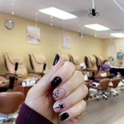 Bells Nails And Spa - Spooky spider nails for October