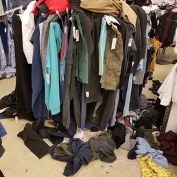 Come on old navy you have to do better than this this doors and absolute pigsty I don't know how it's still in business Come on old navy you have to do better than this this doors and absolute pigsty I don't know how it's still in business