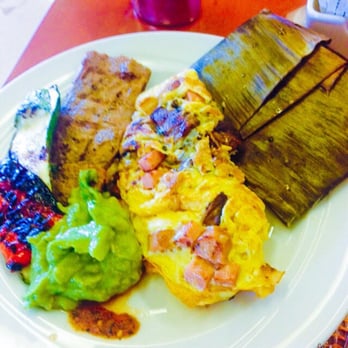 Carnivore - Grilled steak, zucchini, & red pepper, with a made to orde omelet, chicken tamale and side of guacamole :) - Breakfast & Brunch Near Me - Acapulco de Juárez, GRO