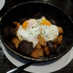 El Museo de la Cerveza - Huevos rotos (antes de romper) con morcilla