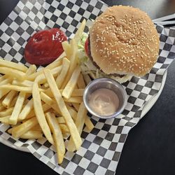 Pepes Kitchen - Hamburger and fries