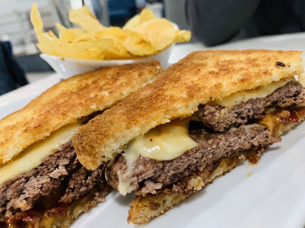 Serve Restaurant & Taphouse Logo