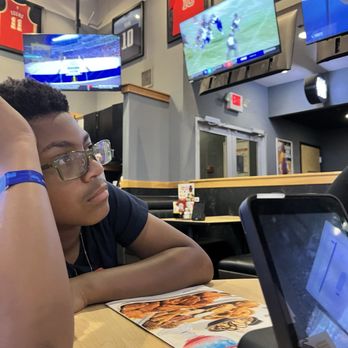 Buffalo Wild Wings - Son frustrated by receiving no service - Chicken Wings Near Me - Sevierville, Tennessee