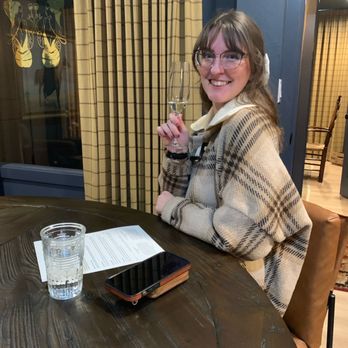 Bonita Bonita - Enjoying the bubbly bland de blanc - Wine Tasting Room Near Me - Napa, California