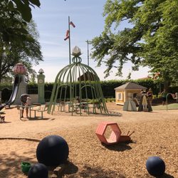 Linnéparken - Söt, "pastellig" lekpark i Linnéparkens grönska