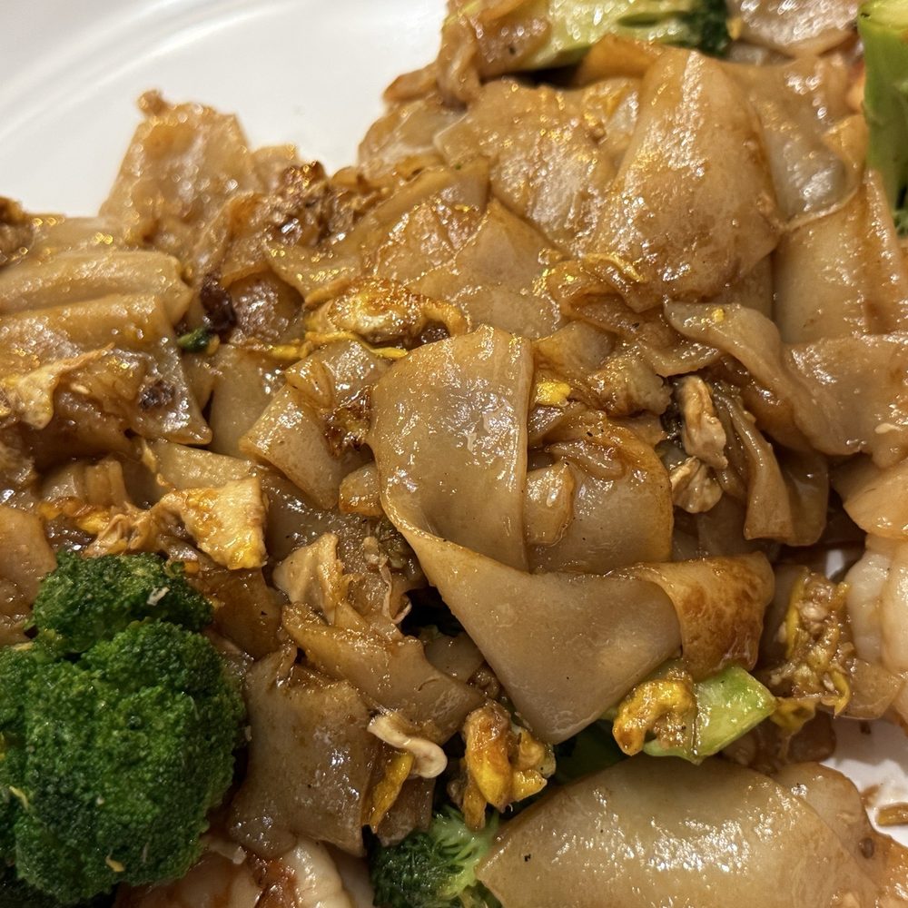 Green Basil Street - Pad See Ew - Thai Near Me - Chicago, Illinois