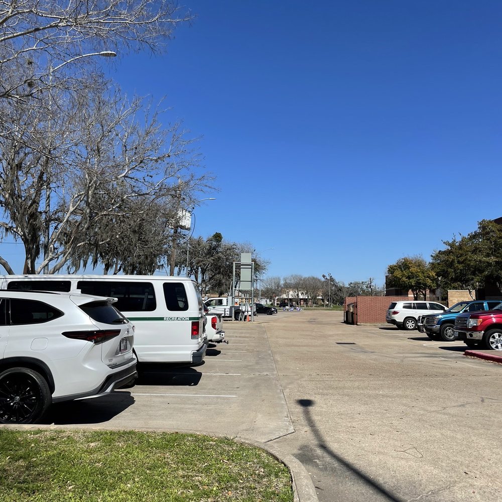 Doris Williams Civic Center - Parking lot - Civic Center Near Me - Lake Jackson, Texas
