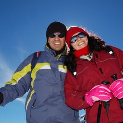 SNO Holidays - Couples skiing