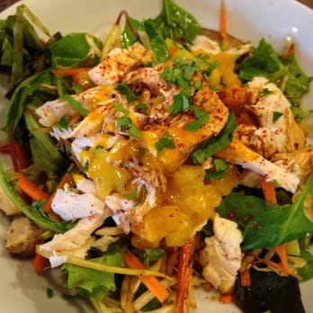 Les Coudes sur la Table - La salade Thaï (crudités, poulet, mangue, cacahuète et coriandre) - Salad Near Me - Toulouse, 31