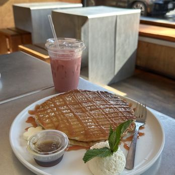 Little Flower - Guava pancake and iced pink tea - Coffee & Tea Near Me - Astoria, New York Little Flower - Guava pancake and iced pink tea - Coffee & Tea Near Me - Astoria, New York