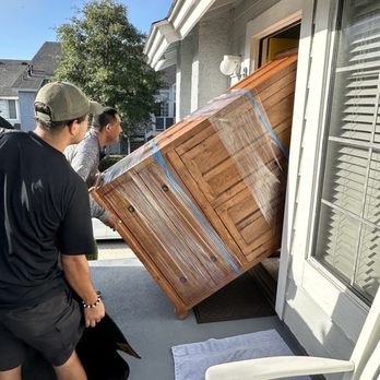 Franky's Moving Services - Helpers being careful - Movers Near Me Franky's Moving Services - Helpers being careful - Movers Near Me