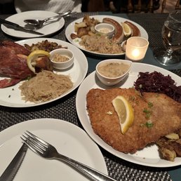 Jägerschnitzel, Schweinshaxe, Thüringer Bratwurst Jägerschnitzel, Schweinshaxe, Thüringer Bratwurst
