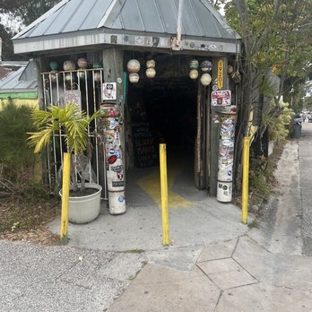 Mahuffer's - Back entrance - Dive Bars Near Me - Indian Shores, Florida Mahuffer's - Back entrance - Dive Bars Near Me - Indian Shores, Florida