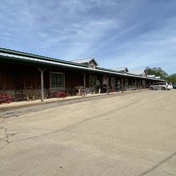 Forever Antiques - Front of store - Antiques Near Me - Farmington, Missouri Forever Antiques - Front of store - Antiques Near Me - Farmington, Missouri