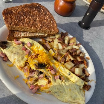 Potato Shack Cafe - Omelette with toast and potatoes - American Near Me - Encinitas, California
