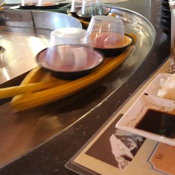 Kim Phat - Die Schiffchen auf denen das Sushi steht - Sushi Bars Near Me - Gießen, HE