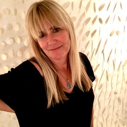 Monsoon Nectar Salon - Channeling Mary Quant fashion. Hi lift bond hi-lights with heavy bang blunt cut.