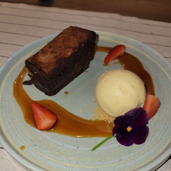 Half Door - Chocolate pecan carmel brownie with ice cream. - Irish Near Me - Dingle, Kentucky
