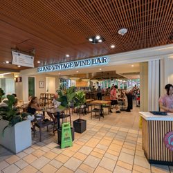 Island Vintage Wine Bar - The restaurant side