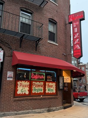 Regina Pizzeria by null