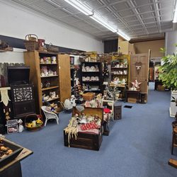 Ellie Mills Mercantile - Antiques and crafts