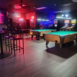 Louie's Cocktail Lounge - Pool tables and games