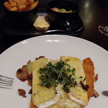Van der Valk Hotel Groningen-Hoogkerk - schnitzel with brie - Hotels Near Me - Eelderwolde, DR