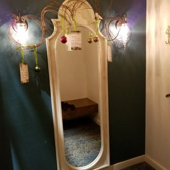 Altar'd State Woodfield Mall - Fitting room decor. - Women's Clothing Near Me - Schaumburg, Illinois