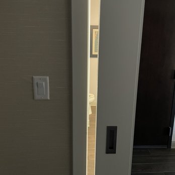 Hampton Inn Kanab - Bathroom sliding door will not stay closed - Hotels Near Me - Kanab, Utah