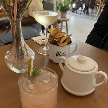 Miolo - Glass of vinho verde, a mocktail and house-made chips - Breakfast & Brunch Near Me - Lisbon, 11