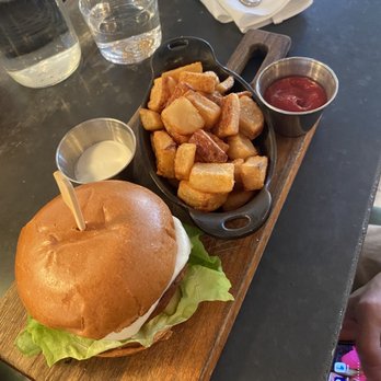 LOV McGill - Lov cheeseburger - Vegan Near Me - Montreal, Quebec
