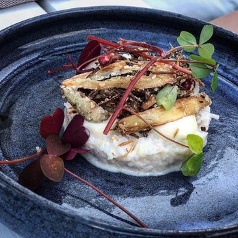 Simsons Prästgård - Bohus crab with fried onion, black berries and elderflower mayonnaise - Scandinavian Near Me - Käringön, O