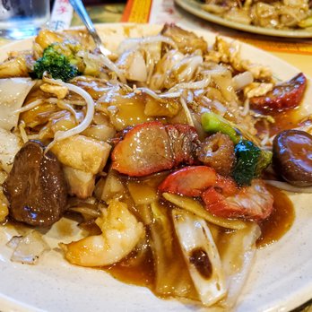 Din Ho Chinese BBQ - Combination Flat Noodles. Full review at LiveLearnDream.com - Barbeque Near Me - Austin, Texas Din Ho Chinese BBQ - Combination Flat Noodles. Full review at LiveLearnDream.com - Barbeque Near Me - Austin, Texas