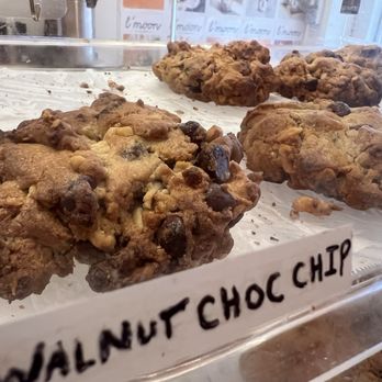 L'moon Creamery - Pasadena - Walnut choco cookie - Ice Cream & Frozen Yogurt Near Me - Pasadena, California