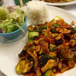 Akakiko - "Douban Chicken" mit Hühnerfeisch, Erdnüssen, Morcheln, Bambussprossen und Gemüse in Doubanjiang Sauce gebraten. Mit Reis (10,20€)