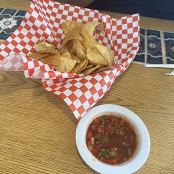 Mamas Cafe - Complimentary chips and salsa - Mexican Near Me - Everett, Washington