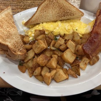 Dunn's Famous Deli - Regular 2 egg breakfast, with hasbrowns, bacon, and toast - Delis Near Me - Ottawa, Ontario