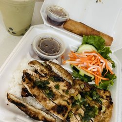 Pho So 1 - Grilled tofu with broken rice and fried vegetarian roll with green tea Sihn to