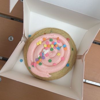 Crumbl - Chelsea - Confetti - Bakeries Near Me - New York, New York