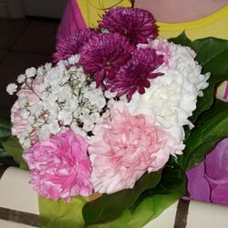 Sue's Florist - Mediocre...thank goodness they were only for a 4 year old.