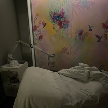 Spa U’ilani - Treatment room with beautiful artwork - Skin Care Near Me - Honolulu, Hawaii Spa U’ilani - Treatment room with beautiful artwork - Skin Care Near Me - Honolulu, Hawaii